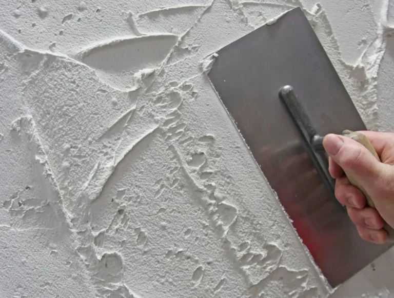 Oltre a risolvere un problema tecnico, il ciclo antumido rappresenta anche un intervento di valorizzazione dell’immobile. Pareti sane e ambienti salubri migliorano infatti la qualità abitativa e contribuiscono ad aumentare il valore complessivo della proprietà. Per questo motivo è fondamentale affidarsi a professionisti in grado di analizzare correttamente le cause dell’umidità e progettare un ciclo di intervento adeguato alle caratteristiche dell’edificio.